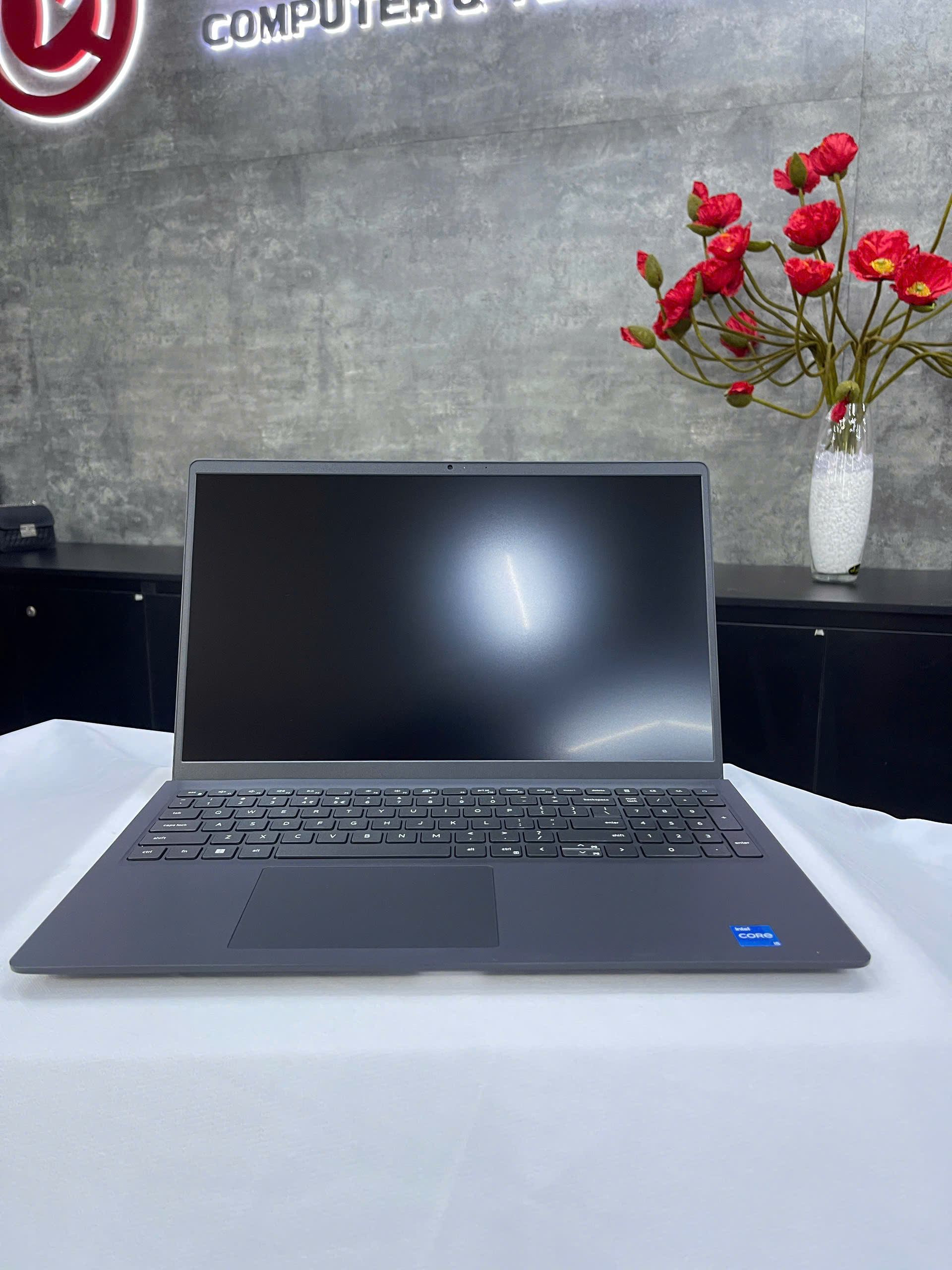 Máy tính xách tay Dell Vostro 3530 (Core i7 1335U/8GB(còn 1 slot)/512GB SSD/15.6 FHD/Black) NK